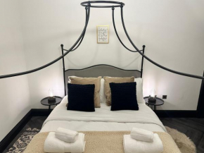 Luxury in the Lanes- Nearby Beach, Theatre, Pavilion
